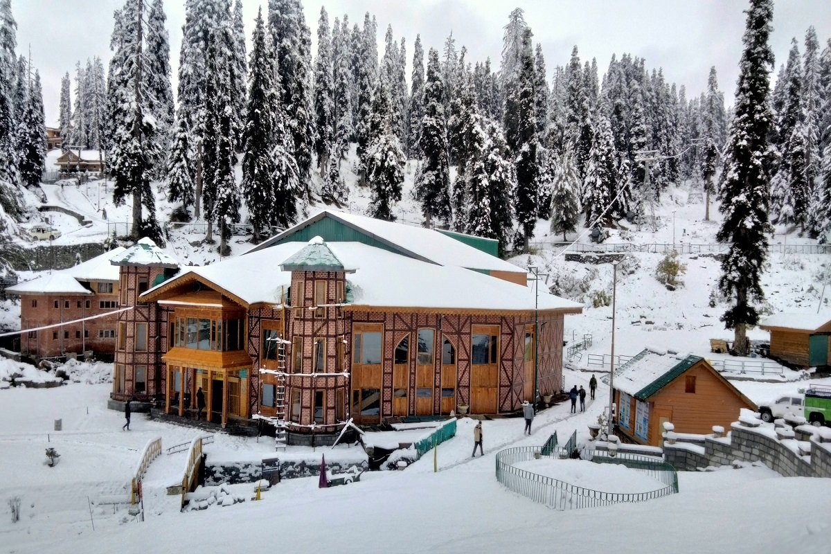 Unseasonal snowfall in Kashmir surprises residents